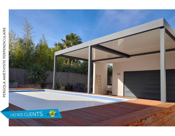 Pergola améthyste au bord de la piscine