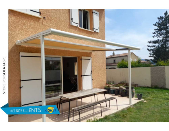 Installation store pergola Jaspe chez un client