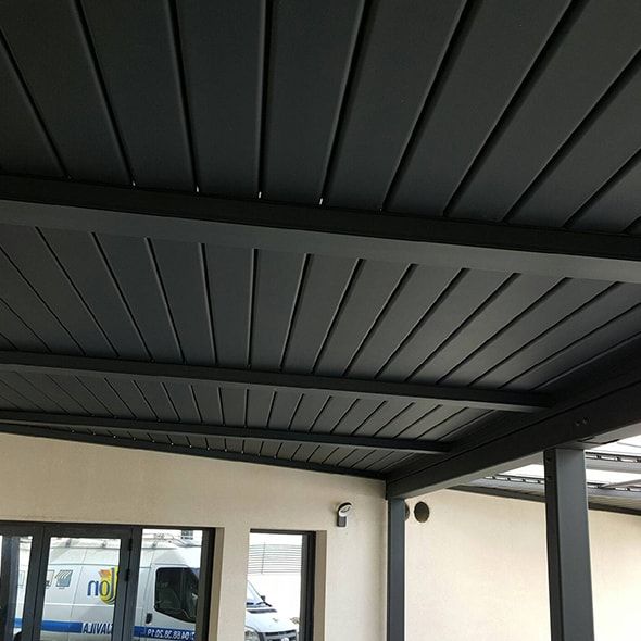 Armature de pergola bioclimatique en aluminium Gris Anthracite RAL7016 avec lames orientables