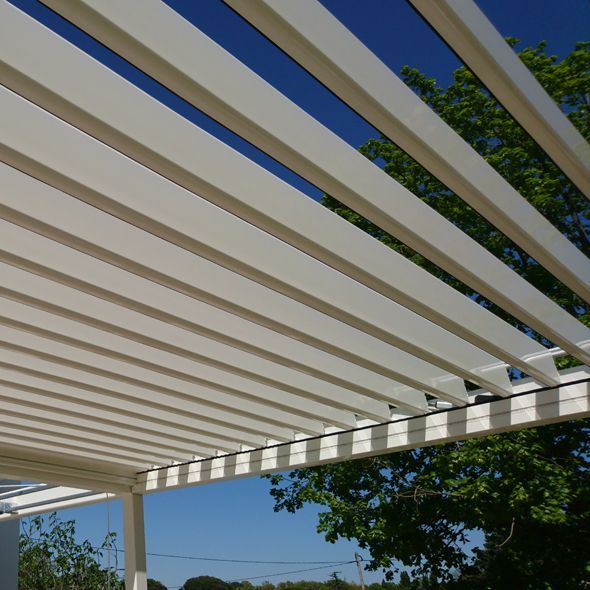 Pergola bioclimatique à lames orientables Orilon 2 Parallèle, armature Blanc RAL9010 Satiné - structuré et lames Blanc RAL9010 Satiné