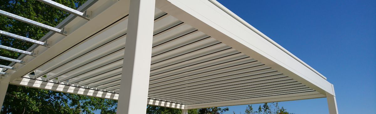 Pergola bioclimatique à lames orientables Orilon 2, armature Blanc RAL9010 Satiné - structuré et lames Blanc RAL9010 Satiné