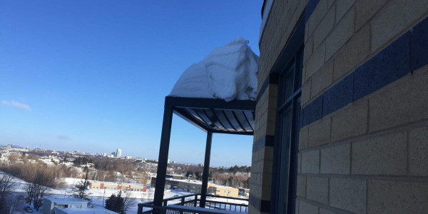 Puis-je installer une pergola bioclimatique dans les régions où la neige est fréquente ?